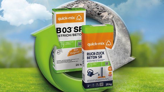 Zwei Säcke quick-mix Betonprodukte (B03® SR Estrich/Beton und Ruck-Zuck Beton SR) vor einem grünen Recycling-Pfeil auf einer Wiese mit blauem Himmel. Darunter das Logo von bauwelt Delmes Heitmann mit dem Hinweis: Exklusiv bei bauwelt – online und vor Ort.