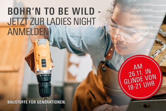 Frau in Arbeitskleidung schraubt eine Schraube mit einem Akkuschrauber in ein Holzbrett. Das Bild trägt den Titel "Bohr'n to bewild. Jetzt zur Ladies night anmelden"